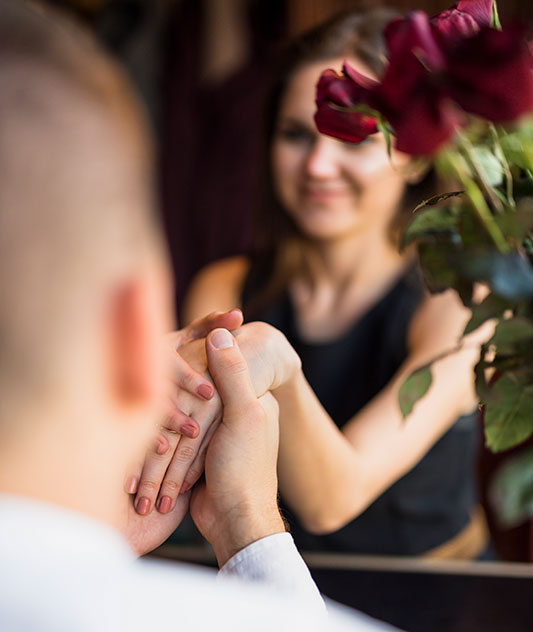 Machen Sie Ihrer geliebten Frau bei einem ganz besonderen Abendessen einen Heiratsantrag mit einer netten Überraschung